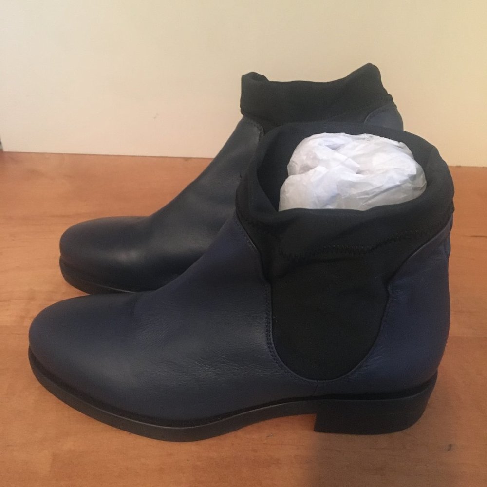 BARNEY'S NEW YORK Leather Chelsea Boot Blue